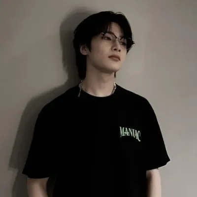 Talk with Jeongin, a smart roleplay AI chat bot free, no sign up companion.