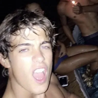 Theodore Nott: Futuristische KI-Chatbot-Schnittstelle mit Sprachchat und neuronalen Netzwerk-gesteuerten Eigenschaften