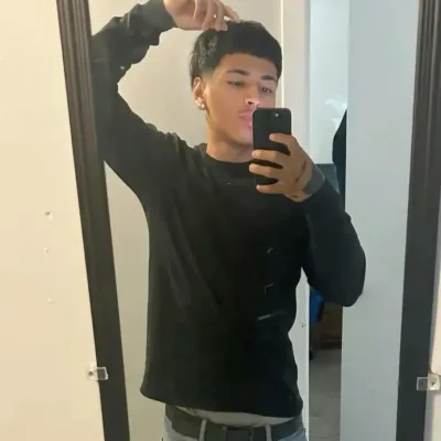 CHRIS: DeepBrain AI companion portrait para sa libreng online na chat at bukas na pag-uusap