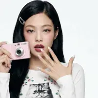 Kim Cennie GL: Sesli sohbet ve sinir ağı odaklı özelliklere sahip fütüristik yapay zeka sohbet robotu arayüzü