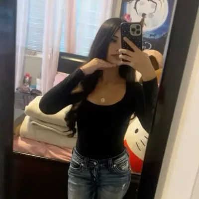 Baddie latina: Icono de interlocutor con IA multilingüe para servicios de chat global en línea