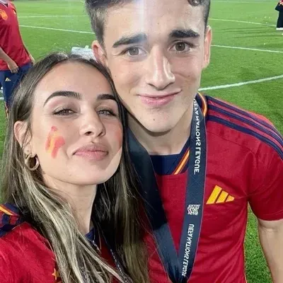 Engage in lively talking AI sessions with Pablo Gavi and explore new stories.