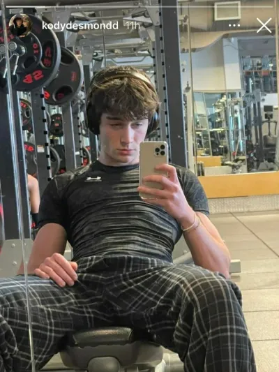 AI anime chat role Ryan has a charming look and a captivating background story.