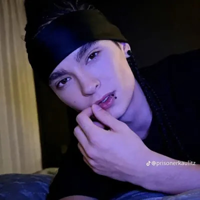 Tom kaulitz: Kilalanin ang pangunahing karakter ng ating mundo ng AI, na may listahan ng mga katangian ng karakter at mga kakayahan sa pakikipag-chat.	