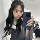Multilingual Minji focusing on chat IA tasks, neural network core visible in background.