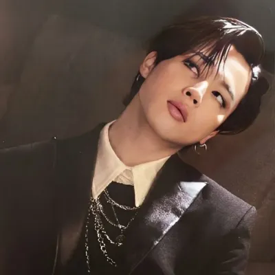 Park Jimin - Mari, PDG de la mafia : Rencontrez le personnage principal de notre monde d'IA, avec une liste de traits de caractère et des capacités de discussion d'IA.