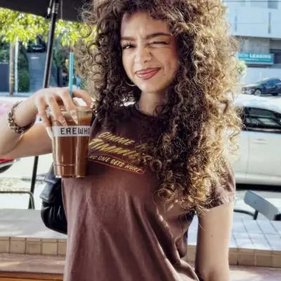 Demitra Kalogeras: Emotional intelligentes KI-Begleitporträt für tiefgründige Gespräche	