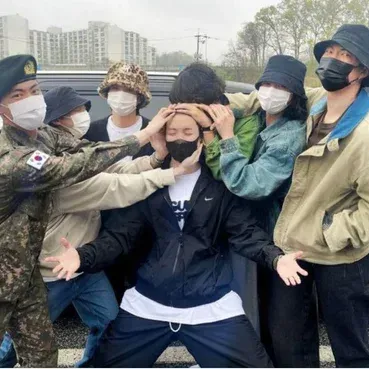 Start your 1v1 session with 8th member of BTS , a playful roleplay AI chat bot.