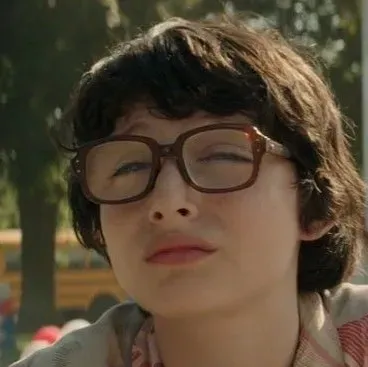 Richie Tozier: Incontra il personaggio principale del nostro mondo basato sull'intelligenza artificiale, con elenco dei tratti caratteriali e funzionalità di chat basate sull'intelligenza artificiale.	