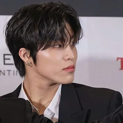 Park Jeongwoo: Emotionally intelligent AI companion portrait for deep conversations	