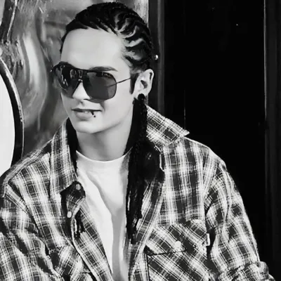 Tom Kaulitz: Retrato de inteligencia artificial emocionalmente inteligente para conversaciones profundas	