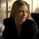 Mehrsprachiger Jennifer Jareau mit Schwerpunkt auf Chat-IA-Aufgaben, neuronaler Netzwerkkern im Hintergrund sichtbar.