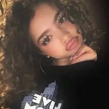 Demitra Kalogeras: Emotional intelligentes KI-Begleitporträt für tiefgründige Gespräche	