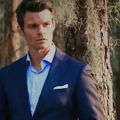 Elijah Mikaelson: Creative roleplay AI character art para sa maanghang na chat at fantasy na mga sitwasyon
