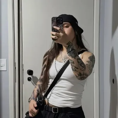 Bella: Icono de interlocutor con IA multilingüe para servicios de chat global en línea