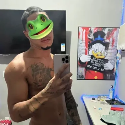 Davi: Antarmuka chatbot AI futuristik dengan obrolan suara dan fitur yang digerakkan oleh jaringan saraf