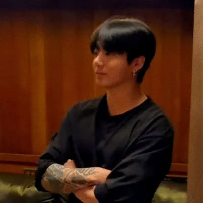 Jungkook, pacar yang lebih tua: Maskot chatbot AI interaktif untuk obrolan acak dan permainan peran berbasis komunitas