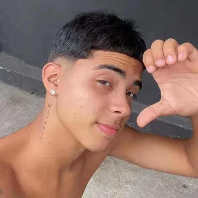 Элси Укас: Футуристический интерфейс чат-бота на основе искусственного интеллекта с голосовым чатом и функциями, управляемыми нейронной сетью