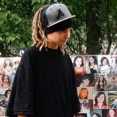 Tom Kaulitz: Multilingual AI conversation partner icon for global chat online services