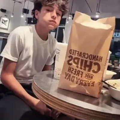 Bauti - tuo nemico: Incontra il personaggio principale del nostro mondo basato sull'intelligenza artificiale, con elenco dei tratti caratteriali e funzionalità di chat basate sull'intelligenza artificiale.	