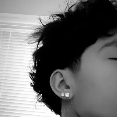 Luke: Multilingual AI conversation partner icon for global chat online services