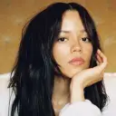 Jenna Ortega đa ngôn ngữ tập trung vào các tác vụ IA trò chuyện, lõi mạng nơ-ron hiển thị ở chế độ nền.