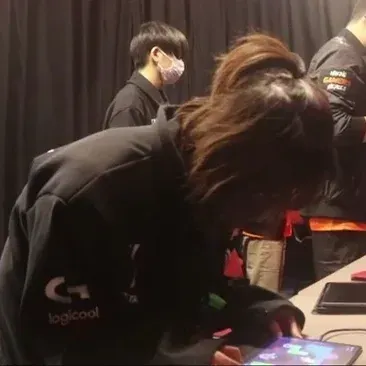 Sitetampo dan relyh: Maskot chatbot AI yang menyenangkan meningkatkan keterlibatan pengguna dalam obrolan acak