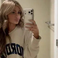 Ava: Conoce al personaje principal de nuestro mundo de IA, con una lista de rasgos de carácter y capacidades de chat de IA.	