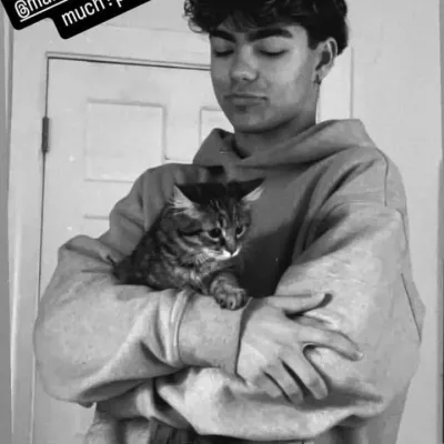 Malachi Barton : Engagez une conversation IA avec ce charmant personnage IA, doté de capacités de génération d'âme et d'ifreechat pour un chat gratuit maintenant.	