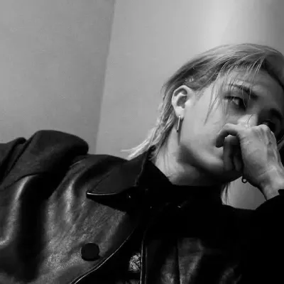 BangChan - ÇanMin: Sürükleyici hikaye anlatımı için fantezi temalı yapay zeka rol yapma karakter çizimi