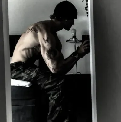 Kenji Moe: Retrato de companheiro de IA emocionalmente inteligente para conversas profundas	