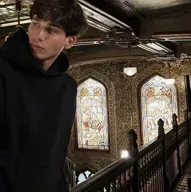 Dom: Rastgele sohbetlerde kullanıcı etkileşimini artıran eğlenceli yapay zeka sohbet robotu maskotu	