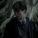 Multilingual Tom Marvolo Riddle focusing on chat IA tasks, neural network core visible in background.
