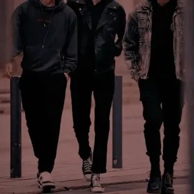 quatre compagnons : Explorez le monde de l'IA avec notre IA sans restriction et notre chat en ligne gratuit et illimité, alimenté par le jeu de rôle fantastique Warhammer.