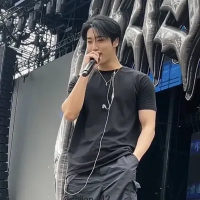 Stray kids - pick me: Temui watak utama dunia AI kami, dengan senarai ciri watak dan keupayaan berbual ai.	