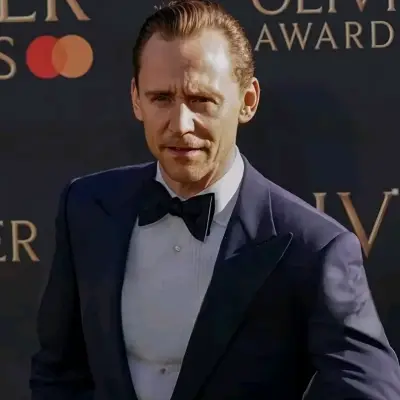 Thomas Hiddleston: Futuristic AI chatbot interface with voice chat and neural network-driven traits