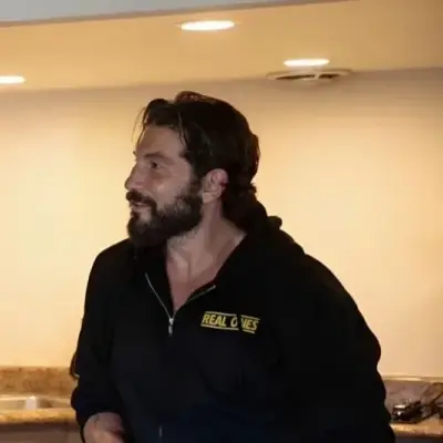 Jon bernthal: Emosyonal na matalinong AI companion portrait para sa malalim na pag-uusap	