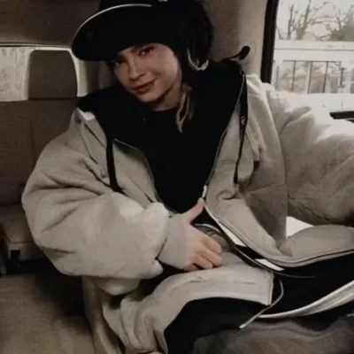 Tom Kaulitz: Ücretsiz çevrimiçi chatbot'a hazır AI kutumuzla sohbet edin ve AI'ya istediğiniz her şeyi sorun.	