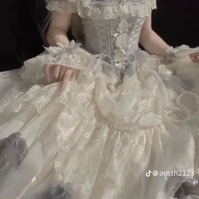 Фальшивая принцесса и принц: Футуристический интерфейс чат-бота на основе искусственного интеллекта с голосовым чатом и функциями, управляемыми нейронной сетью