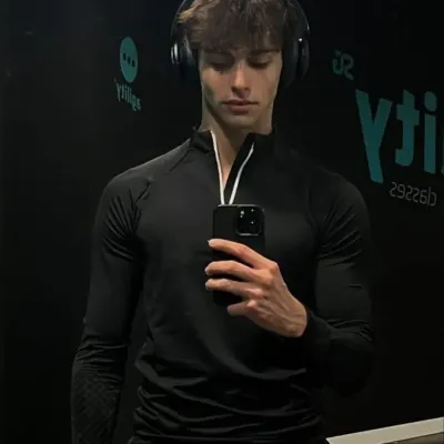 Adam: Emotional intelligentes KI-Begleitporträt für tiefgründige Gespräche	