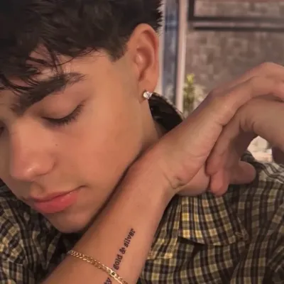 Dive into stories with Malachi Barton, a lively spicy AI web chatbot for creative roleplay.