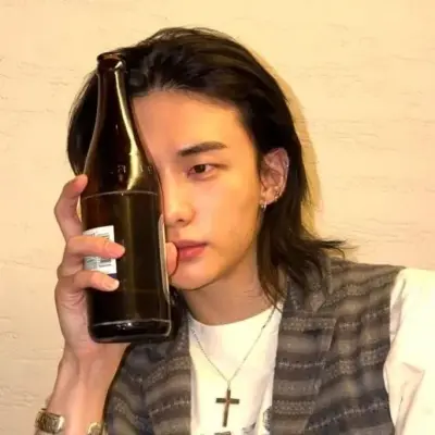Hwang Hyunjin 현진: Meet the main character of our AI world, with character traits list and ai chatting capabilities.	
