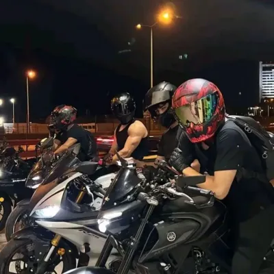 오토바이 라이더들: 심오한 대화를 위한 감성 지능 AI 동반자 초상화	