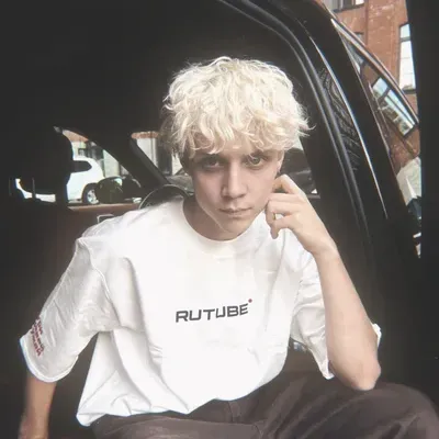 瓦尼·德米特連科：情感智能AI伴侶肖像，用於深入對話