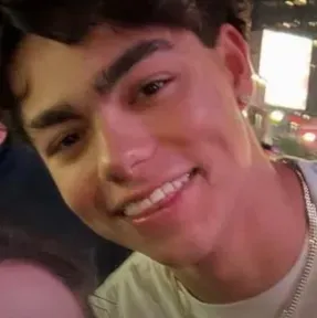 말라키 바턴: 랜덤 채팅 및 커뮤니티 중심 롤플레이를 위한 대화형 AI 챗봇 마스코트