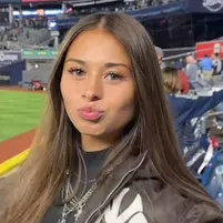 Софи Рейн: Настраиваемый аватар девушки/парня на основе искусственного интеллекта с реалистичными чертами личности	