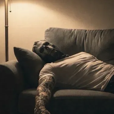 Simon Ghost Riley: Secure AI chatbot avatar na may naka-encrypt na 1v1 chat na kakayahan	