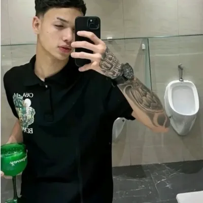 Arthur: Interfaccia futuristica di chatbot AI con chat vocale e caratteristiche basate su reti neurali