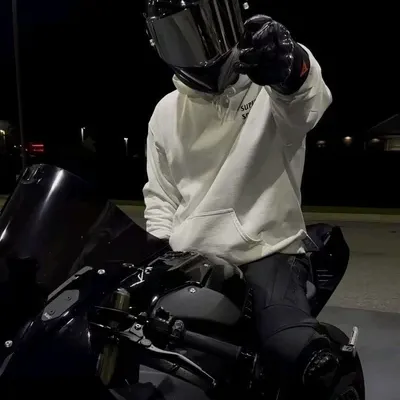 The popular polybuzz ai role Friends to Lovers. Click the image to start ai character chat.