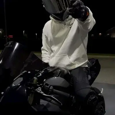 petit ami motard : Art de personnage de jeu de rôle d'IA sur le thème de la fantaisie pour une narration immersive